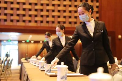 精雕細(xì)琢，盡顯大國(guó)風(fēng)范 探訪國(guó)賓服務(wù)隊(duì)，看會(huì)議服務(wù)如何繪就新時(shí)代“工筆畫(huà)”